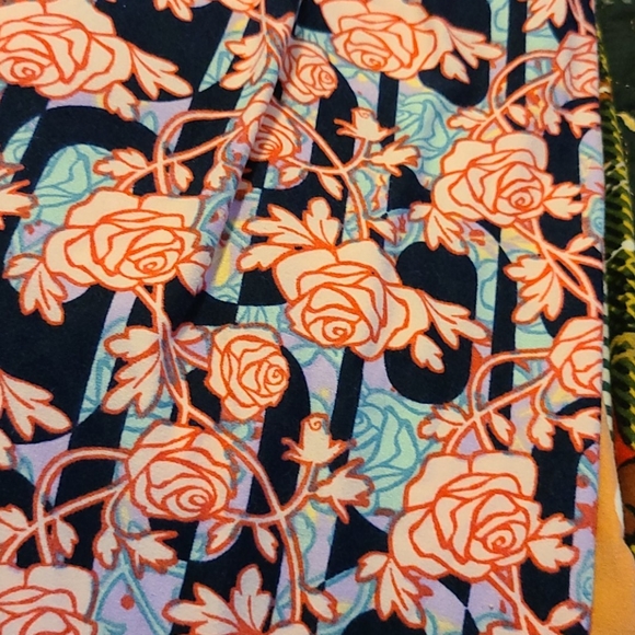 PERFECT ROSES LEGGINGS - Picture 3 of 3